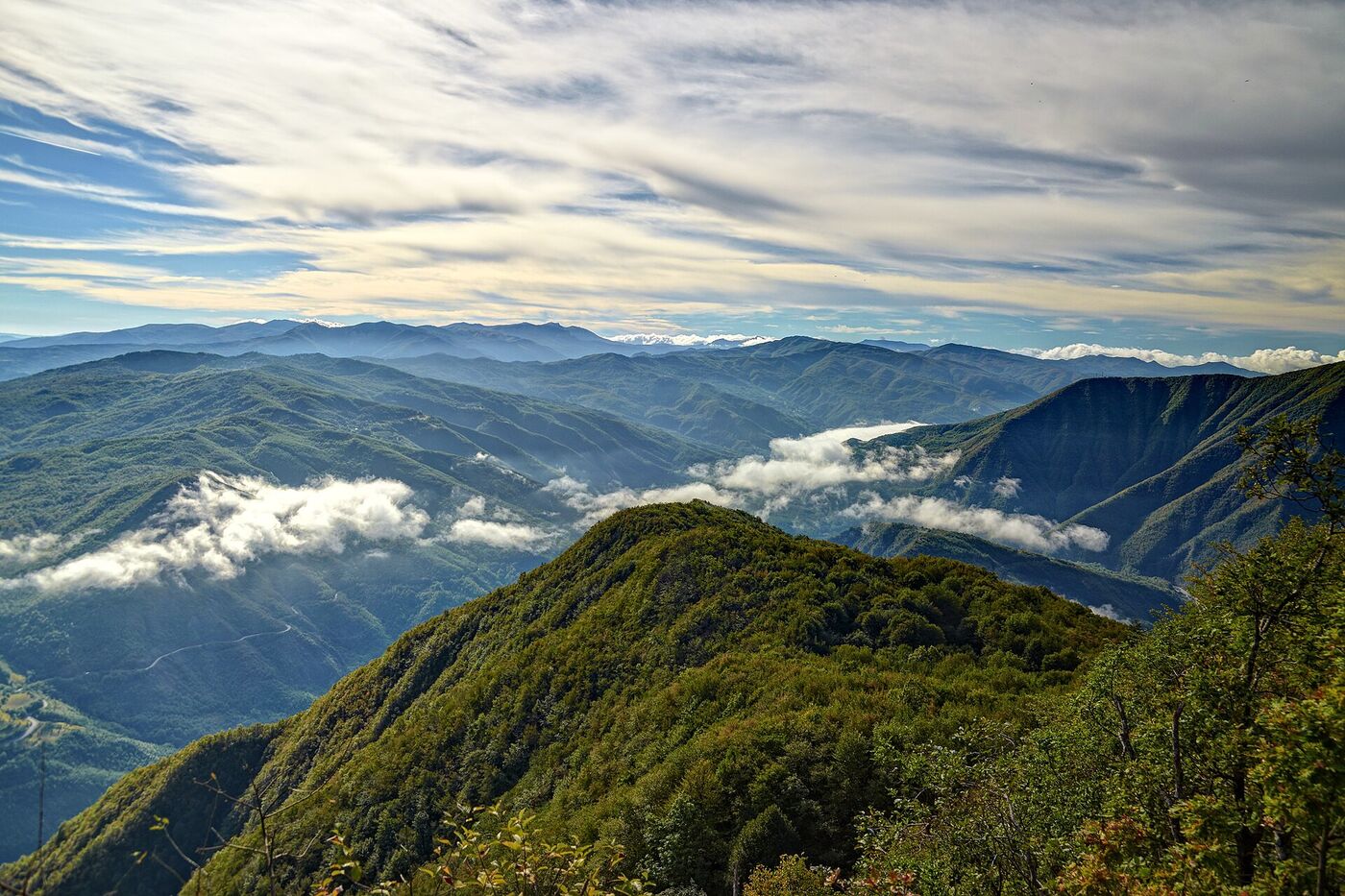 Panorama dei monti dell'Alta Val Trebbia con le nuvole tra le cime