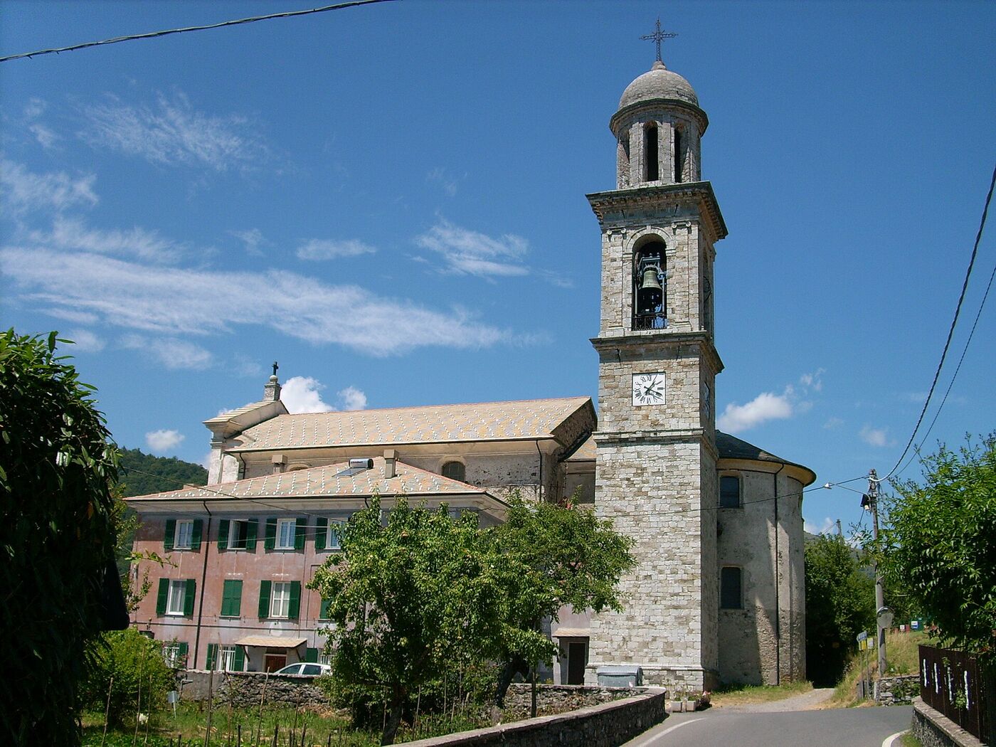 Chiesa parrocchiale di San Giovanni Evangelista a Rovegno con il campanile