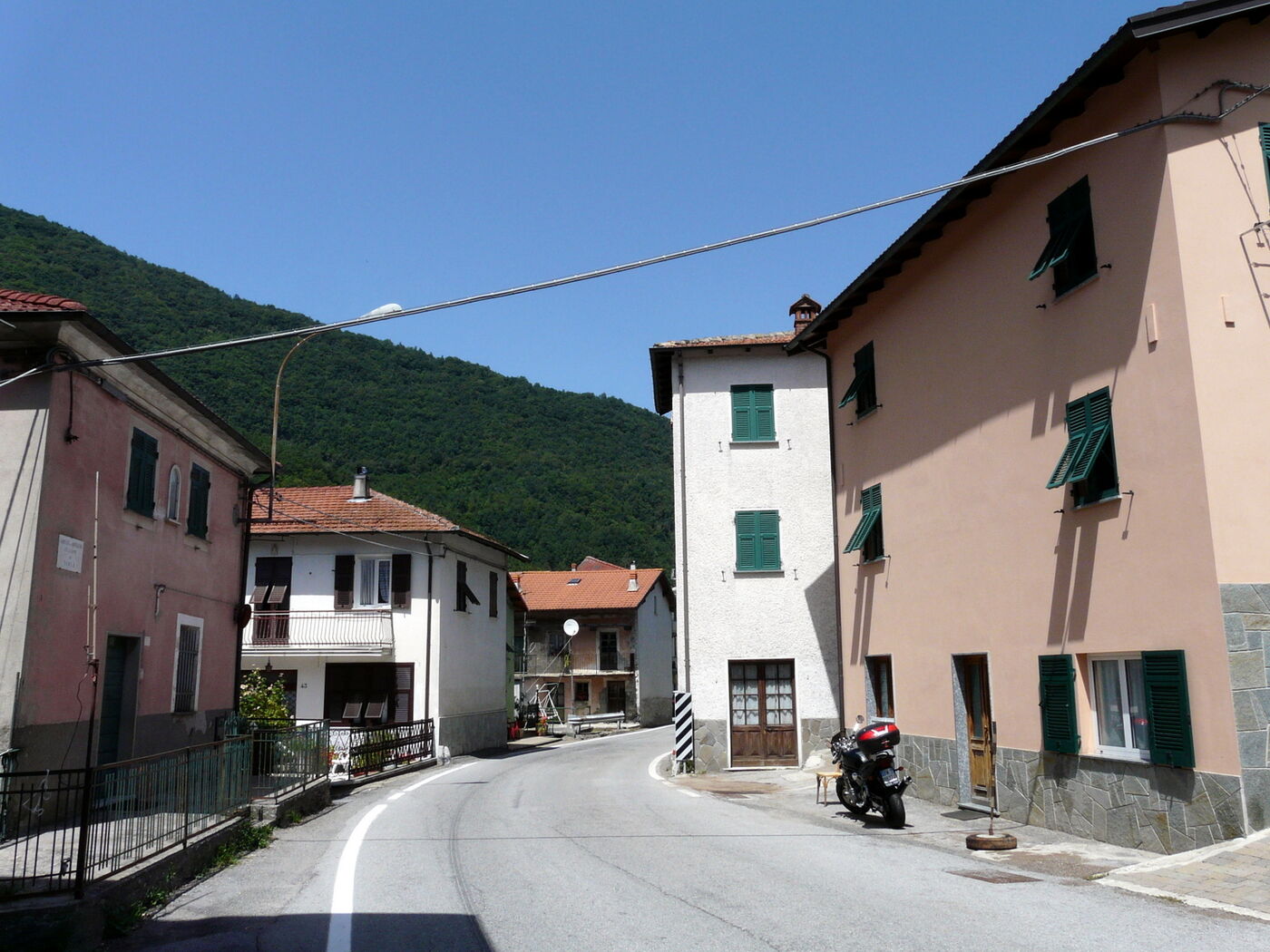 La strada statale 45 della Val Trebbia nella frazione Isola di Rovegno